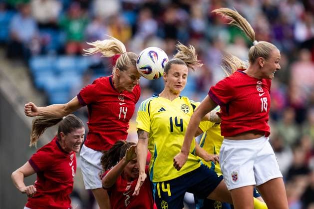 250626 Maren Mjelde, Ada Hegerberg, Frida Maanum of Norway against Nathalie Björn of Sweden during the International Friendly, Länderspiel, Nationalmannschaft football match between Norway and Sweden on June 26, 2025 in Oslo. Photo: Jon Olav Nesvold BILDBYRAN COP 217 VG0773 bbeng fotboll football soccer fotball träningslandskamp privatlandskamp landskamp international friendly norge norway sweden sverige dam Copyright: JONxOLAVxNESVOLD BB250626JE040