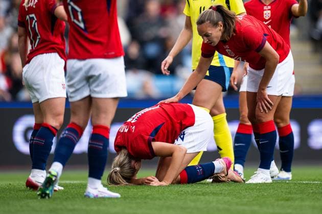 250626 Frida Maanum of Norway in pain during the International Friendly, Länderspiel, Nationalmannschaft football match between Norway and Sweden on June 26, 2025 in Oslo. Photo: Jon Olav Nesvold BILDBYRAN COP 217 VG0773 bbeng fotboll football soccer fotball träningslandskamp privatlandskamp landskamp international friendly norge norway sweden sverige dam skada Copyright: JONxOLAVxNESVOLD BB250626JE041