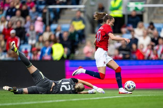 250626 Goalkeeper Jennifer Falk of Sweden and Caroline Graham Hansen of Norway during the International Friendly, Länderspiel, Nationalmannschaft football match between Norway and Sweden on June 26, 2025 in Oslo. Photo: Mathias Bergeld BILDBYRAN kod MB VG0773 bbeng fotboll football soccer fotball träningslandskamp privatlandskamp landskamp international friendly norge norway sweden sverige dam Copyright: MATHIASxBERGELD BB250626MB052