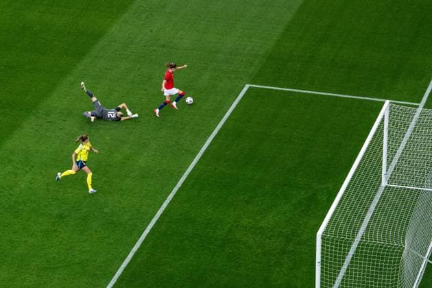 250626 Goalkeeper Jennifer Falk and Nathalie Björn of Sweden against Caroline Graham Hansen of Norway during the International Friendly, Länderspiel, Nationalmannschaft football match between Norway and Sweden on June 26, 2025 in Oslo. Photo: Vegard Grott BILDBYRAN kod VG VG0773 bbeng fotboll football soccer fotball träningslandskamp privatlandskamp landskamp international friendly norge norway sweden sverige dam Copyright: VEGARDxGRoTT BB250626VG044