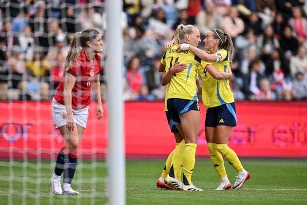 OSLO, NORGE 20250626 Sveriges Stina Blackstenius ( 11) jublar med Kosovare Asllani efter att ha gjort 0-1 under damernas landskamp i fotboll mellan Norge och Sverige pa Ulleval Stadion i Oslo. OSLO NORGE x9200x Copyright: xBjörnxLarssonxRosvall TTx LANDSKAMP NORGE-SVERIGE