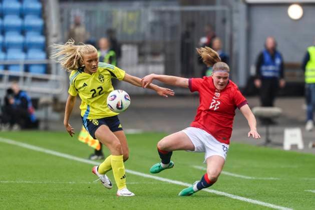 Private international womens football match Norway Sweden Oslo 20250626 Swedens Smilla Holmberg and Norways Synne Jensen during the private international womens football match between Norway and Sweden at Ullevaal Stadium Photo Geir Olsen NTB Oslo Norway EDITORIAL USE ONLY RESTRICTED USE FOR BETTING COMPANIES  Copyright: xGeirxOlsenx xNTBx