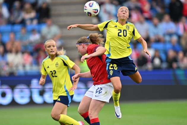 OSLO, NORGE 20250626 Sveriges Hanna Bennison (th) i nickduell med Norges Signe Gaupset under damernas landskamp i fotboll mellan Norge och Sverige pa Ulleval Stadion i Oslo. OSLO NORGE x9200x Copyright: xBjörnxLarssonxRosvall TTx LANDSKAMP NORGE-SVERIGE
