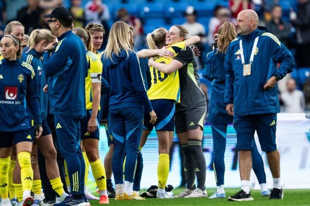250626 Sofia Jakobsson and goalkeeper Tove Enblom of Sweden after the International Friendly, Länderspiel, Nationalmannschaft football match between Norway and Sweden on June 26, 2025 in Oslo. Photo: Mathias Bergeld BILDBYRAN kod MB VG0773 bbeng fotboll football soccer fotball träningslandskamp privatlandskamp landskamp international friendly norge norway sweden sverige dam Copyright: MATHIASxBERGELD BB250626MB100