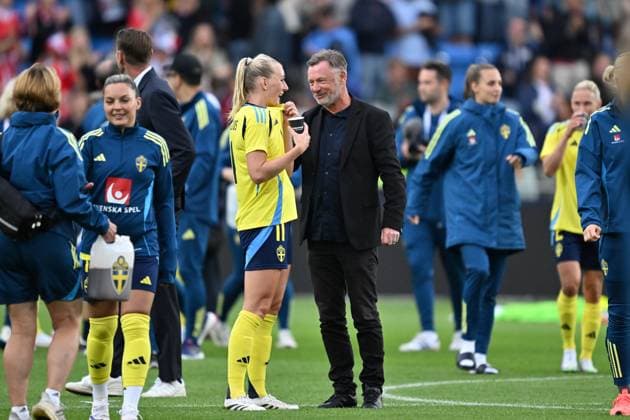 OSLO, NORGE 20250626 Sveriges Stina Blackstenius och förbundskapten Peter Gerhardsson efter segen i damernas landskamp i fotboll mellan Norge och Sverige pa Ulleval Stadion i Oslo. OSLO NORGE x9200x Copyright: xBjörnxLarssonxRosvall TTx LANDSKAMP NORGE-SVERIGE