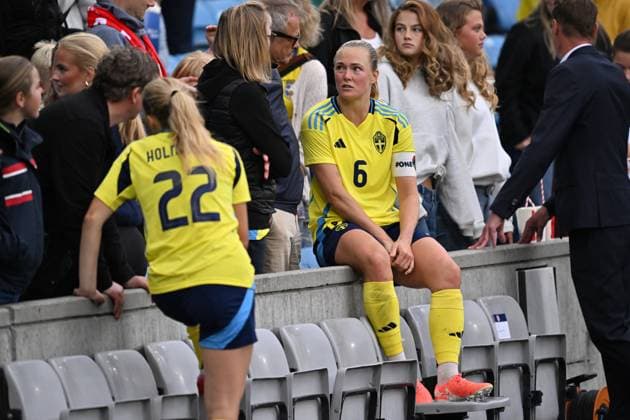 OSLO, NORGE 20250626 Sveriges Magdalena Eriksson ( 6) med supportrar, fans efter segern i damernas landskamp i fotboll mellan Norge och Sverige pa Ulleval Stadion i Oslo. OSLO NORGE x9200x Copyright: xBjörnxLarssonxRosvall TTx LANDSKAMP NORGE-SVERIGE