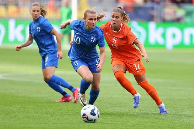 LEEUWARDEN , 26-06-2025 , Kooi Stadium , season 2025 2026 , friendly football , Netherlands - Finland (women), (L-R) Finland player Emmi Siren, Netherlands player Victoria Pelova Netherlands - Finland (women)  x29903666x Copyright: