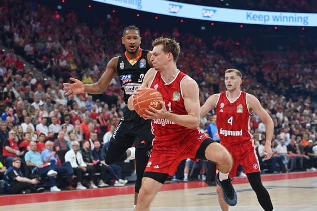 Justus HOLLATZ (FCB), Aktion,Zweikampf gegen Karim JALLOW (UL). Basketball BBL,Saison 2024 2025 5.Finale, FC Bayern Muenchen-Ratiopharm Ulm am 26.06.2025, S A P G A R D EN