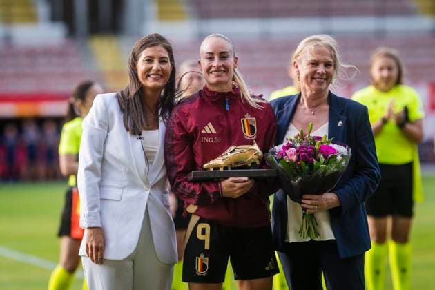 Belgium Red Flames vs Greece - Friendly international MOLENBEEK, BELGIUM - JUNE 26 : Wullaert Tessa forward of Belgium receives the golden shoe from Lies Vandenberghe and Pacale pictured during the International Friendly, Länderspiel, Nationalmannschaft game between Belgium and Greece. The last match before leaving to the European Championships. on June 26, 2025 in Molenbeek, Belgium, 26 06 2025 ( Photo Gregory Van Gansen Photonews ) Molenbeek Belgium  Copyright: xGvgx