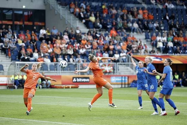 LEEUWARDEN - (l-r) Victoria Pelova of Holland women , Vivianne Miedema of Holland women, Emmi Siren of Finland women, Eveliina Summanen of Finland women, Natalia Kuikka of Finland women during the European Championship, EM, Europameisterschaft practice match between the Netherlands and Finland at the SC Cambuur stadium on June 26, 2025 in Leeuwarden, Netherlands. ANP ROBIN VAN LONKHUIJSEN xVIxANPxSportx xxANPxIVx 530538176 originalFilename: 530538176.jpg