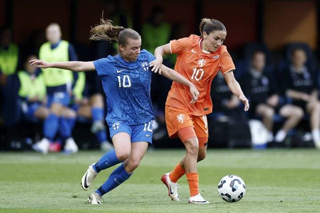LEEUWARDEN - (l-r) Emmi Siren of Finland women, Danielle van de Donk of Holland women during the European Championship, EM, Europameisterschaft practice match between the Netherlands and Finland at SC Cambuur stadium on June 26, 2025 in Leeuwarden, Netherlands. ANP ROBIN VAN LONKHUIJSEN xVIxANPxSportx xxANPxIVx 530538185 originalFilename: 530538185.jpg