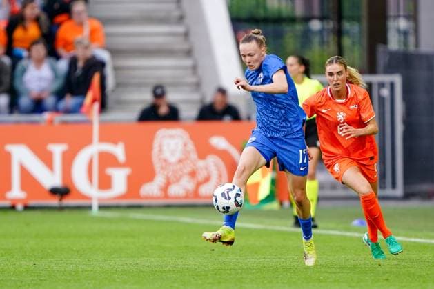 2025-06-26 Netherlands v Finland - Women s International Friendly, Länderspiel, Nationalmannschaft Match KOOI STADION, NETHERLANDS - JUNE 26: Sanni Franssi of Finland battles for possession with Jull Roord of the Netherlands during the Women s International Friendly Match match between Netherlands and Finland at Leeuwarden on June 26, 2025 in Kooi Stadion, Netherlands. Kooi Stadion Leeuwarden Netherlands Content not available for redistribution in The Netherlands directly or indirectly through any third parties. Copyright: xAndrexWeeningx