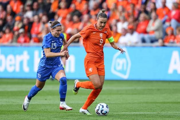LEEUWARDEN , 26-06-2025 , Kooi Stadium , season 2025 2026 , friendly football , Netherlands - Finland (women), (L-R) Finland player Natalia Kuikka, Netherlands player Vivianne Miedema Netherlands - Finland (women)  x29903847x Copyright: