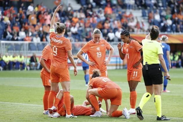 LEEUWARDEN - Head injury Danielle van de Donk of Holland women during the European Championship, EM, Europameisterschaft practice match between the Netherlands and Finland at SC Cambuur stadium on June 26, 2025 in Leeuwarden, Netherlands. ANP ROBIN VAN LONKHUIJSEN xVIxANPxSportx xxANPxIVx 530538314 originalFilename: 530538314.jpg