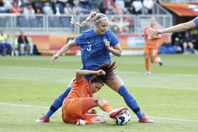 LEEUWARDEN - (l-r) Eva Nystrom of Finland women, Danielle van de Donk of Holland women during the European Championship, EM, Europameisterschaft practice match between the Netherlands and Finland at the SC Cambuur stadium on June 26, 2025 in Leeuwarden, Netherlands. ANP ROBIN VAN LONKHUIJSEN xVIxANPxSportx xxANPxIVx 530538351 originalFilename: 530538351.jpg