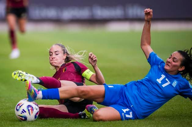 Belgium Red Flames vs Greece - Friendly international MOLENBEEK, BELGIUM - JUNE 26 : Wullaert Tessa forward of Belgium fights for the ball with a playr of Greece pictured during the International Friendly, Länderspiel, Nationalmannschaft game between Belgium and Greece. The last match before leaving to the European Championships. on June 26, 2025 in Molenbeek, Belgium, 26 06 2025 ( Photo Gregory Van Gansen Photonews ) Molenbeek Belgium  Copyright: xGvgx