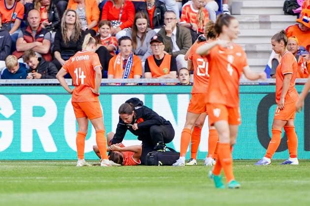 2025-06-26 Netherlands v Finland - Women s International Friendly, Länderspiel, Nationalmannschaft Match KOOI STADION, NETHERLANDS - JUNE 26: Danielle van de Donk of the Netherlands in medical treatment due to injury, Jackie Groenen during the Women s International Friendly Match match between Netherlands and Finland at Leeuwarden on June 26, 2025 in Kooi Stadion, Netherlands. Kooi Stadion Leeuwarden Netherlands Content not available for redistribution in The Netherlands directly or indirectly through any third parties. Copyright: xAndrexWeeningx