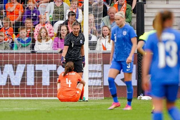 2025-06-26 Netherlands v Finland - Women s International Friendly, Länderspiel, Nationalmannschaft Match KOOI STADION, NETHERLANDS - JUNE 26: Veerle Buurman of the Netherlands getting a helping hand from Anna Koivunen of Finland during the Women s International Friendly Match match between Netherlands and Finland at Leeuwarden on June 26, 2025 in Kooi Stadion, Netherlands. Kooi Stadion Leeuwarden Netherlands Content not available for redistribution in The Netherlands directly or indirectly through any third parties. Copyright: xAndrexWeeningx