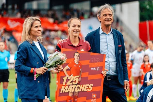 Sport Themen der Woche KW26 Sport Bilder des Tages Winterthur, Switzerland, June 26th 2025: Lia Wälti (13 Switzerland) receiving a gift ahead of the game for 125 completed matches during the Women s International Friendlies - Switzerland v Czech Republic at Stadium Schützenwiese in Winterthur, Zurich. (Mike Wiss SPP)  Copyright: xMikexWissx xSPPx spp-en-MiWiSp-207