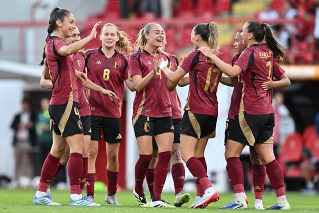 250626 BELGIUM VS GREECE Jill Janssens (17) of Belgium celebrates with her teammates after scoring the 2-0 goal during a friendly game between the national teams of Belgium, called the Red Flames, and Greece ahead of the European Championship, EM, Europameisterschaft in Switzerland 2025, on Thursday 26 June 2025 in Molenbeek , Belgium . PHOTO SPORTPIX David Catry Molenbeek Brussels Belgium  Copyright: xSportpix.bex xDavidxCatryxDavidxCatryx