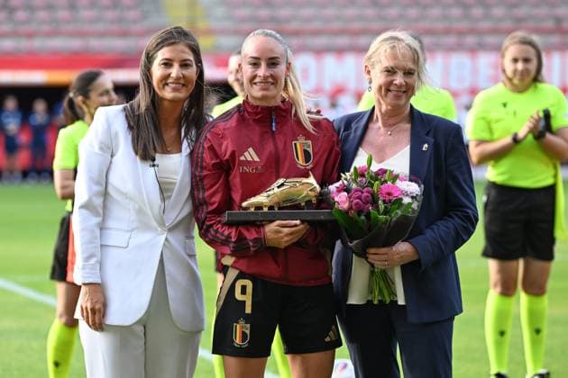 250626 BELGIUM VS GREECE Tessa Wullaert (9) of Belgium pictured receiving her golden boot, gouden schoen trophee ahead of a friendly game between the national teams of Belgium, called the Red Flames, and Greece ahead of the European Championship, EM, Europameisterschaft in Switzerland 2025, on Thursday 26 June 2025 in Molenbeek , Belgium . PHOTO SPORTPIX David Catry Molenbeek Brussels Belgium  Copyright: xSportpix.bex xDavidxCatryxDavidxCatryx