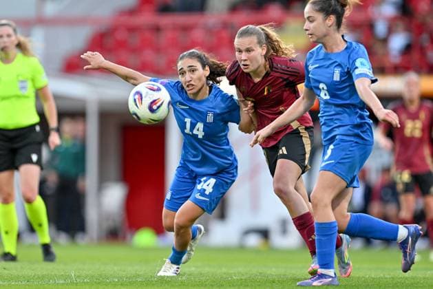 250626 BELGIUM VS GREECE Eleni Nikoleta Saich (14) of Greece pictured fighting for the ball with Jarne Teulings (8) of Belgium during a friendly game between the national teams of Belgium, called the Red Flames, and Greece ahead of the European Championship, EM, Europameisterschaft in Switzerland 2025, on Thursday 26 June 2025 in Molenbeek , Belgium . PHOTO SPORTPIX David Catry Molenbeek Brussels Belgium  Copyright: xSportpix.bex xDavidxCatryxDavidxCatryx