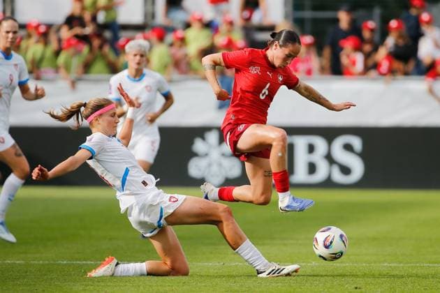 Frauen Schweiz - Tschechien Kamila Dubcova gegen Geraldine Reuteler 26.06.2025 Winterthur, SCHWEIZ, Fussball Frauen Freundschaftsspiel Schweiz - Tschechien Kamila Dubcova (li,Tschechien) gegen Geraldine Reuteler (Schweiz)