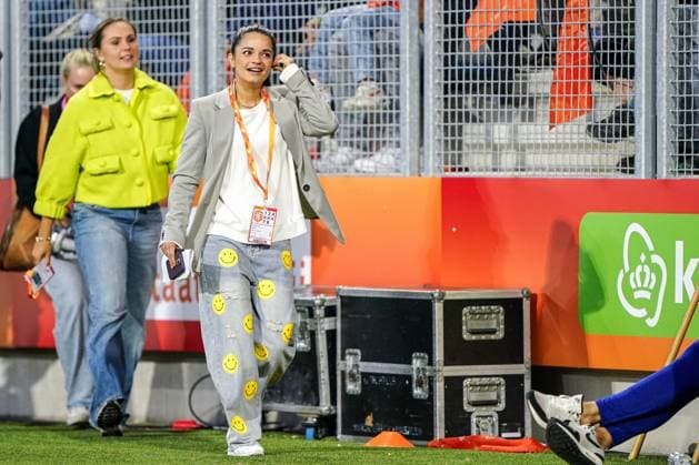 2025-06-26 Netherlands v Finland - Women s International Friendly, Länderspiel, Nationalmannschaft Match KOOI STADION, NETHERLANDS - JUNE 26: ESPN Moderator Fresia Cousino Arias walking during the Women s International Friendly Match match between Netherlands and Finland at Leeuwarden on June 26, 2025 in Kooi Stadion, Netherlands. Kooi Stadion Leeuwarden Netherlands Content not available for redistribution in The Netherlands directly or indirectly through any third parties. Copyright: xAndrexWeeningx