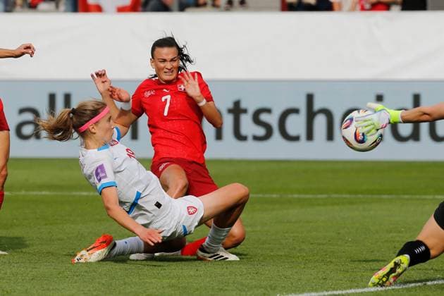 Frauen Schweiz - Tschechien Riola Xhemaili (Schweiz) trifft zum 1:0 26.06.2025 Winterthur, SCHWEIZ, Fussball Frauen Freundschaftsspiel Schweiz - Tschechien Riola Xhemaili (Schweiz) trifft zum 1:0