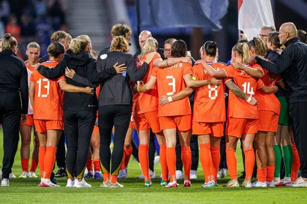2025-06-26 Netherlands v Finland - Women s International Friendly, Länderspiel, Nationalmannschaft Match KOOI STADION, NETHERLANDS - JUNE 26: Players of the Netherlands forming a huddle after the Women s International Friendly Match match between Netherlands and Finland at Leeuwarden on June 26, 2025 in Kooi Stadion, Netherlands. Kooi Stadion Leeuwarden Netherlands Content not available for redistribution in The Netherlands directly or indirectly through any third parties. Copyright: xAndrexWeeningx