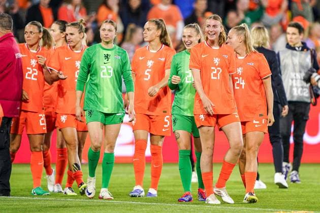2025-06-26 Netherlands v Finland - Women s International Friendly, Länderspiel, Nationalmannschaft Match KOOI STADION, NETHERLANDS - JUNE 26: goalkeeper Jacintha Weimar of the Netherlands, Romee Leuchter of the Netherlands, Lisa Doorn of the Netherlands, Jill Baijings of the Netherlands celebrating their sides win and thanking fans for their support after the Women s International Friendly Match match between Netherlands and Finland at Leeuwarden on June 26, 2025 in Kooi Stadion, Netherlands. Kooi Stadion Leeuwarden Netherlands Content not available for redistribution in The Netherlands directly or indirectly through any third parties. Copyright: xAndrexWeeningx