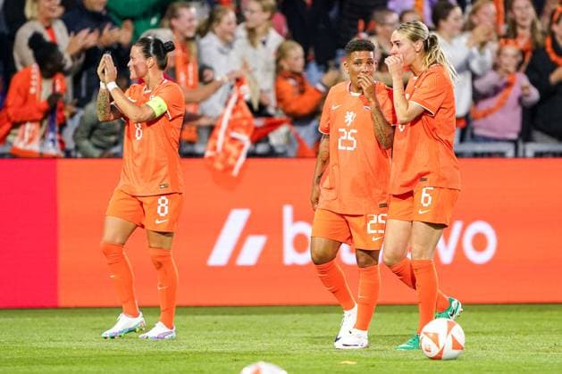 2025-06-26 Netherlands v Finland - Women s International Friendly, Länderspiel, Nationalmannschaft Match KOOI STADION, NETHERLANDS - JUNE 26: Shanice van den Sanden of the Netherlands and Jull Roord of the Netherlands thanking fans for their support after the Women s International Friendly Match match between Netherlands and Finland at Leeuwarden on June 26, 2025 in Kooi Stadion, Netherlands. Kooi Stadion Leeuwarden Netherlands Content not available for redistribution in The Netherlands directly or indirectly through any third parties. Copyright: xAndrexWeeningx