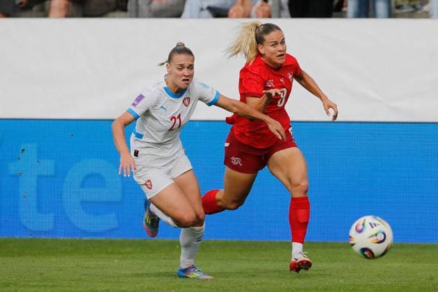 Frauen Schweiz - Tschechien Kristyna Ruzickova gegen Nadine Riesen 26.06.2025 Winterthur, SCHWEIZ, Fussball Frauen Freundschaftsspiel Schweiz - Tschechien Kristyna Ruzickova (li,Tschechien) gegen Nadine Riesen (Schweiz)