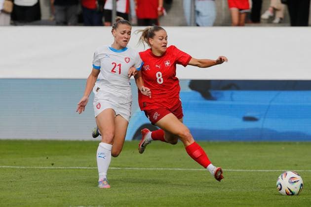 Sport Bilder des Tages Frauen Schweiz - Tschechien Kristyna Ruzickova gegen Nadine Riesen 26.06.2025 Winterthur, SCHWEIZ, Fussball Frauen Freundschaftsspiel Schweiz - Tschechien Kristyna Ruzickova (li,Tschechien) gegen Nadine Riesen (Schweiz)