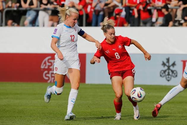Frauen Schweiz - Tschechien Klara Cahynova gegen Nadine Riesen 26.06.2025 Winterthur, SCHWEIZ, Fussball Frauen Freundschaftsspiel Schweiz - Tschechien Klara Cahynova (li,Tschechien) gegen Nadine Riesen (Schweiz)