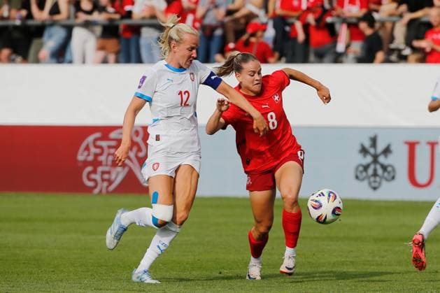 Frauen Schweiz - Tschechien Klara Cahynova gegen Nadine Riesen 26.06.2025 Winterthur, SCHWEIZ, Fussball Frauen Freundschaftsspiel Schweiz - Tschechien Klara Cahynova (li,Tschechien) gegen Nadine Riesen (Schweiz)