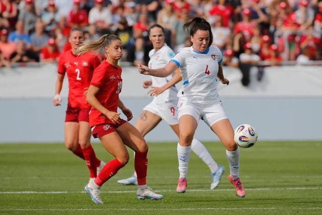 Frauen Schweiz - Tschechien Viola Calligaris gegen Klara Cvrckova 26.06.2025 Winterthur, SCHWEIZ, Fussball Frauen Freundschaftsspiel Schweiz - Tschechien Viola Calligaris (li,Schweiz) gegen Klara Cvrckova (Tschechien)