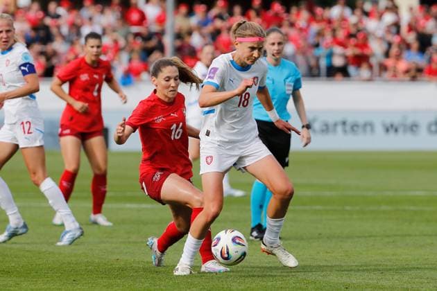 Frauen Schweiz - Tschechien Sandrine Mauron gegen Kamila Dubcova 26.06.2025 Winterthur, SCHWEIZ, Fussball Frauen Freundschaftsspiel Schweiz - Tschechien Sandrine Mauron (li,Schweiz) gegen Kamila Dubcova (Tschechien)