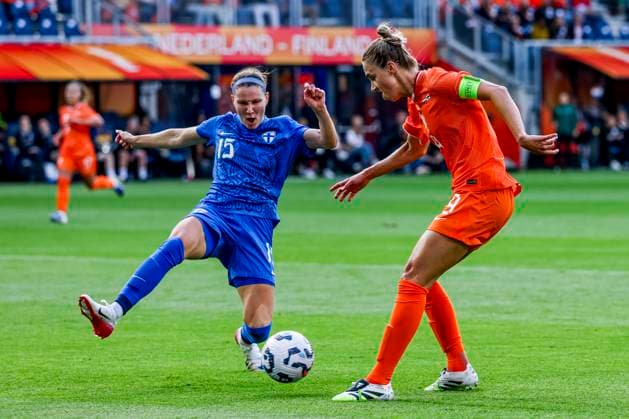 Sport Bilder des Tages Vivianne Miedema of the Netherlands passes the ball under pressure from Natalia Kuikka of Finland Netherlands v Finland, , Netherlands v Finland, Kooi Stadion, June 26, 2025, Leeuwarden, Netherlands.
