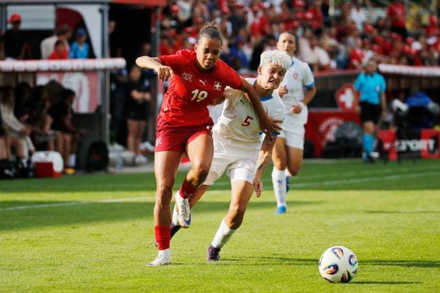Frauen Schweiz - Tschechien Iman Beney gegen Aneta Polaskova 26.06.2025 Winterthur, SCHWEIZ, Fussball Frauen Freundschaftsspiel Schweiz - Tschechien Iman Beney (li,Schweiz) gegen Aneta Polaskova (Tschechien)