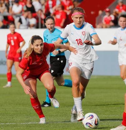 Frauen Schweiz - Tschechien Sandrine Mauron gegen Kamila Dubcova 26.06.2025 Winterthur, SCHWEIZ, Fussball Frauen Freundschaftsspiel Schweiz - Tschechien Sandrine Mauron (li,Schweiz) gegen Kamila Dubcova (Tschechien)
