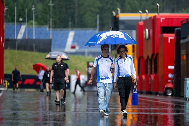 Liam Lawson (Visa Cash App Racing Bulls F1 Team, Neuseeland, 30), Laurent Mekies (Visa Cash App Racing Bulls F1 Team, Teamchef) im Regen mit Schirm, AUT, Formel 1 Weltmeisterschaft, MSC Cruises Grand Prix von Oesterreich, Red Bull Ring Spielberg, Media Day, Saison 2025, 26.06.2025 AUT, Formel 1 Weltmeisterschaft, MSC Cruises Grand Prix von Oesterreich, Red Bull Ring Spielberg, Media Day, Saison 2025, 26.06.2025 Spielberg Copyright: xEibner-Pressefoto Memmlerx EP_MMR
