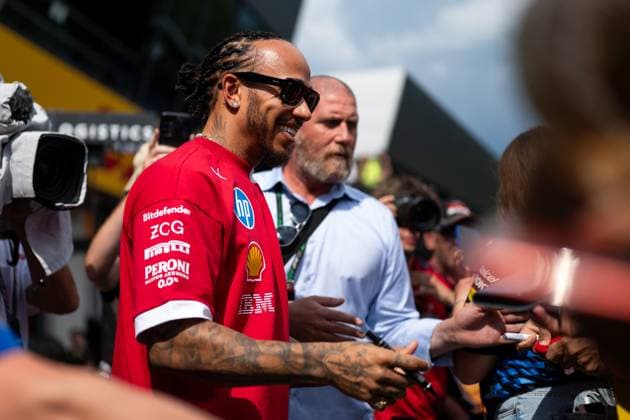 Lewis Hamilton (Scuderia Ferrari HP, Großbritannien, 44) schreibt beim Pitwalk Autogramme fuer die Fans, AUT, Formel 1 Weltmeisterschaft, MSC Cruises Grand Prix von Oesterreich, Red Bull Ring Spielberg, Media Day, Saison 2025, 26.06.2025 AUT, Formel 1 Weltmeisterschaft, MSC Cruises Grand Prix von Oesterreich, Red Bull Ring Spielberg, Media Day, Saison 2025, 26.06.2025 Spielberg Copyright: xEibner-Pressefoto Memmlerx EP_MMR