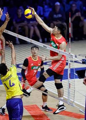 (250627) -- CHICAGO, June 27, 2025 -- Li Yongzhen (top R) of China spikes the ball during the Pool 5 match between China and Brazil at the Men s Volleyball Nations League (VNL) 2025 in Chicago, the United States, June 26, 2025. (Photo by Xinhua) (SP)U.S.-CHICAGO-VOLLEYBALL-NATIONS LEAGUE-MEN-CHINA VS BRAZIL JoelxLerner 