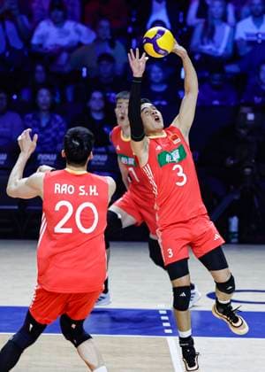 (250627) -- CHICAGO, June 27, 2025 -- Wang Hebin (R) of China sets the ball during the Pool 5 match between China and Brazil at the Men s Volleyball Nations League (VNL) 2025 in Chicago, the United States, June 26, 2025. (Photo by Xinhua) (SP)U.S.-CHICAGO-VOLLEYBALL-NATIONS LEAGUE-MEN-CHINA VS BRAZIL JoelxLerner 