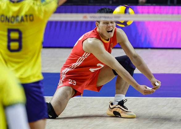 (250627) -- CHICAGO, June 27, 2025 -- Wang Bin (R) of China saves the ball during the Pool 5 match between China and Brazil at the Men s Volleyball Nations League (VNL) 2025 in Chicago, the United States, June 26, 2025. (Photo by Xinhua) (SP)U.S.-CHICAGO-VOLLEYBALL-NATIONS LEAGUE-MEN-CHINA VS BRAZIL JoelxLerner 