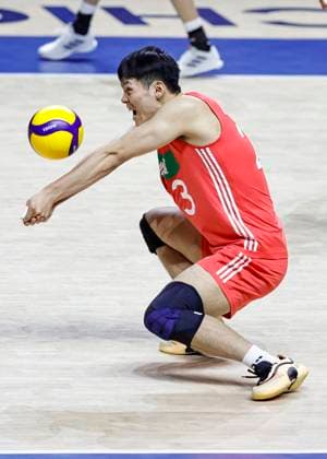 (250627) -- CHICAGO, June 27, 2025 -- Wang Bin of China saves the ball during the Pool 5 match between China and Brazil at the Men s Volleyball Nations League (VNL) 2025 in Chicago, the United States, June 26, 2025. (Photo by Xinhua) (SP)U.S.-CHICAGO-VOLLEYBALL-NATIONS LEAGUE-MEN-CHINA VS BRAZIL JoelxLerner 