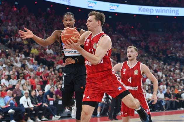 Justus HOLLATZ (FCB), Aktion,Zweikampf gegen Karim JALLOW (UL). Basketball BBL,Saison 2024 2025 5.Finale, FC Bayern Muenchen-Ratiopharm Ulm 81-77. am 26.06.2025, S A P G A R D EN