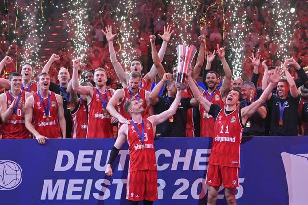 Bilder des Jahres 2025, Sport 06 Juni VLADIMIR LUCIC (FCB) und Andreas OBST (FCB) mt Pokal,Cup,Trophaee, Teamfoto,Team,Mannschaft,Mannschaftsfoto. Siegerehrung,Deutscher Meister, Basketball BBL,Saison 2024 2025 5.Finale, FC Bayern Muenchen-Ratiopharm Ulm 81-77. am 26.06.2025, S A P G A R D EN *** VLADIMIR LUCIC FCB and Andreas OBST FCB with trophy,cup,trophy, team photo,team,team,team photo award ceremony,German Champion, Basketball BBL,season 2024 2025 5 final, FC Bayern Muenchen Ratiopharm Ulm 81 77 on 26 06 2025, S A P G A R D EN