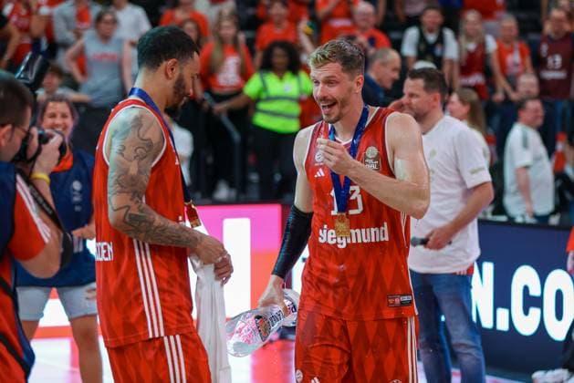 Andreas Obst 13 (FC Bayern Basketball) mit dem Bierglas, FC Bayern Basketball vs. ratiopharm ulm, Basketball, BBL, Finale, Spiel 5, 26.06.2025 Muenchen Bayern Deutschland